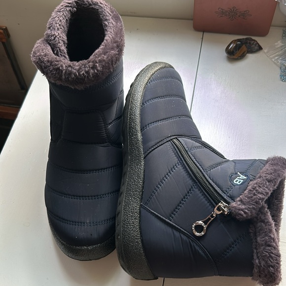 Dark blue quilted top+ faux fur lined around the top boots - Picture 2 of 5